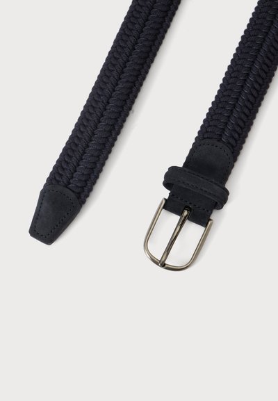 Ceinture en tissu tissé bleu marine avec extrémité et boucle en cuir noir, avec une boucle métallique argentée sur fond clair.