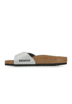 Schlappen mit glitzerndem silbernen Obermaterial, Kork-Zwischensohle und schwarzem Gummiaußensohle. Verfügt über einen breiten Riemen mit "BIRKENSTOCK"-Branding.