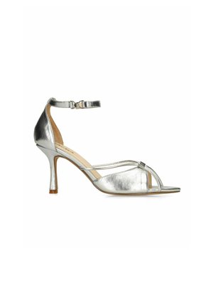 Zilverkleurige metallic open-toe hoge hak sandaal met enkelbandje en smalle hak op een witte achtergrond.
