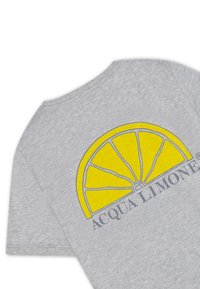 Grå bomullströja med en grafik av en gul citronskiva och "ACQUA LIMONE" tryckt i grått under designen. Kortärmad med rund hals.