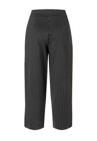 Zwarte cropped broeken met verticale witte strepen, met een vlakke tailleband en een gladde, iets glanzende textuur.