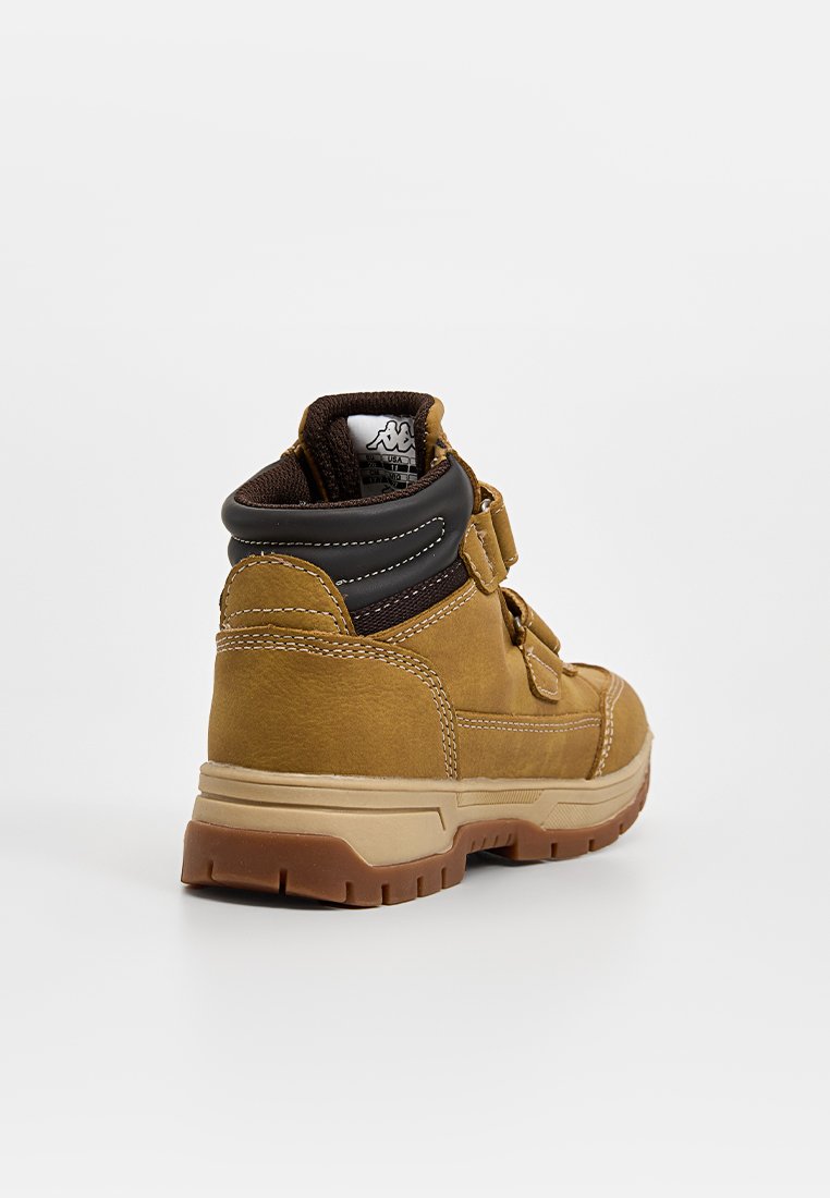 Hellbeige High-Top-Stiefel mit braunem Lederobermaterial, Klettverschluss und Gummisohle. Mit kontrastierenden Nähten und einem gepolsterten Schuhkragen.