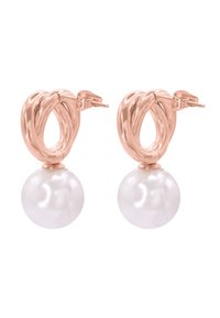 Boucles d'oreilles créoles en or rose avec un design entrelacé et une perle blanche lisse pendue à chacune, dotées d'une fermeture arrière à tige sécurisée.