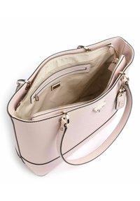 Lyserød syntetisk håndtaske med gulddetaljer, lynlås øverst og sorte accenter. Indvendigt har den lommer og en foret med logo-tryk.