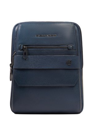 Petit sac bandoulière en cuir bleu marine avec poche zippée à l'avant, poche à rabat, et logo argenté de la marque Piquadro sur une surface lisse texturée.