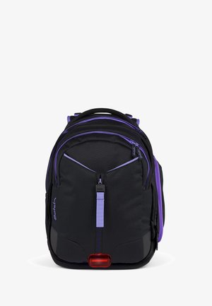 Sac à dos noir avec des accents violets, plusieurs compartiments, forme arrondie, bretelles rembourrées et un détail réfléchissant rouge en bas.