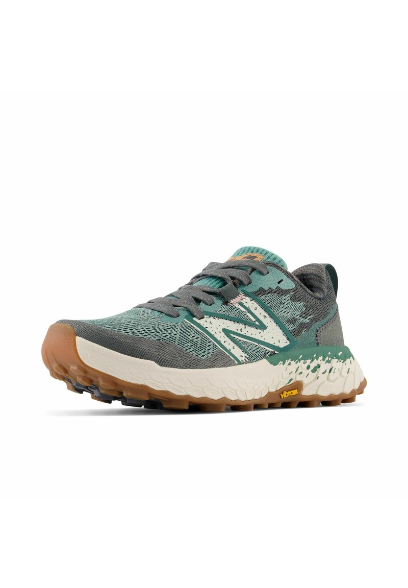 Trailrunning-Schuh mit einem Obermaterial aus teal- und graufarbenem Textil, leichtem Schaum-Zwischensohle und einer robusten Gummisohle mit Vibram-Logo.