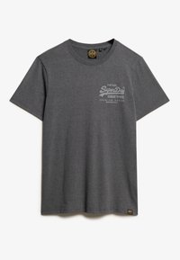Grå bomulds T-shirt med korte ærmer, rund halsudskæring og et trykt logo på brystet. Har et lille mærke nederst.