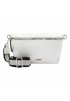 Borsa a tracolla rettangolare bianca in pelle con cerniera argentata e tracolla removibile con motivo a chevron bianco e nero.