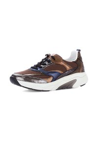 Baskets de sport présentant un mélange de maille marron et marine avec des accents métalliques, une épaisse semelle blanche et des lacets noirs. Surfaces texturées partout.