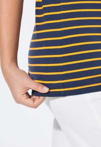 LAURASØN RINGEL RUNDHALS - Camiseta estampada - navy blue