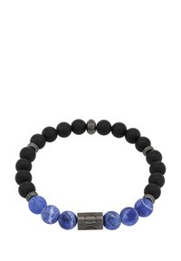 Palline nere opache intervallate da perle di pietra blu e accenti metallici, formando un bracciale circolare dal design moderno.