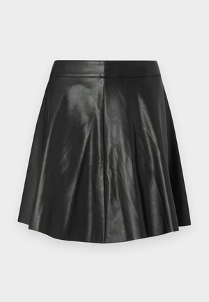 Schwarzer ausgestellter Rock aus Kunstleder mit Nahtdetails und einem taillierten Bund auf einem schlichten hellen Hintergrund.