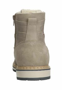 Beige suède enkellaars met een gewatteerde kraag, achterrits en contrasterende zool; voorzien van een gestructureerd oppervlak en een verstevigde hielpaneel.