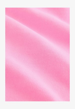 Tejido de algodón elástico en rosa claro, con una textura suave y un ribeteado fino, además de un patrón de superficie consistente.