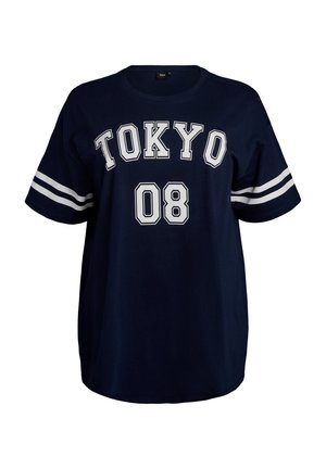 Tmavě modré tričko s krátkým rukávem vyrobené z bavlny, s bílým potiskem "TOKYO 08" a pruhovanými detaily na rukávech. Volnější střih s kulatým výstřihem.