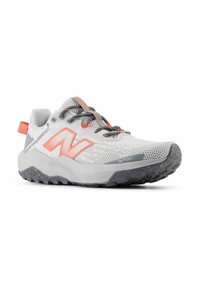 Zapatilla deportiva ligera en gris con acentos naranjas, parte superior de malla, puntera reforzada y suela de goma texturizada para mejorar la tracción.