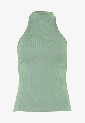 Rebrasti halter top v svetlo zeleni barvi. Ima visok ovratnik in oprijet silhueto. Narejen iz mehkega pletenega blaga z gladko teksturo.