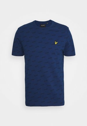 Marineblaues Kurzarm-T-Shirt mit durchgehendem "Lyle & Scott"-Textmuster und gelbem Adler-Logo auf der linken Brust.