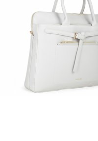 Borsa a mano in pelle sintetica bianca con un design strutturato, manici superiori, tasca con zip frontale e dettagli in metallo dorato.