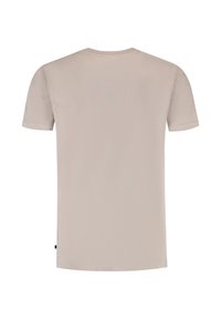 Beige T-shirt met korte mouwen en een ronde hals, gemaakt van zachte stof. Gladde textuur met rechte zoom en een klein logolabel aan de zijkant.