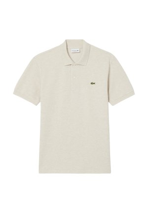 Polo de algodón beige con mangas cortas, cuello doblado, tapeta de tres botones y logotipo de cocodrilo verde bordado en el lado izquierdo del pecho.