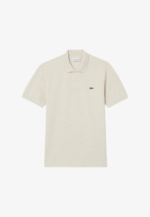 Polo de algodón beige con mangas cortas, cuello doblado, tapeta de tres botones y logotipo de cocodrilo verde bordado en el lado izquierdo del pecho.