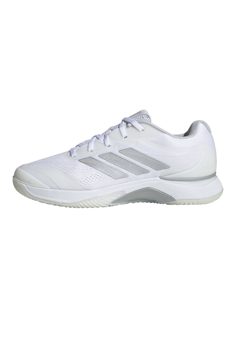 Biały sportowy but z cholewką z siateczki i trzema szarymi paskami. Okrągły nosek i teksturowana podeszwa dla lepszej przyczepności. Wiązany sznurowadłami, z wyściełanym kołnierzem.