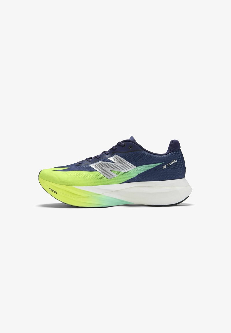 Chaussure de running avec une tige bleu marine, une semelle intercalaire dégradée jaune néon et verte, un logo argenté et une semelle coussinée blanche indiquée "FuelCell."