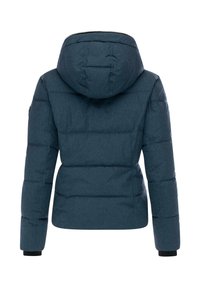 Puffjacka i mörk teal med huva. Har ett kviltat mönster och elastiska ärmslut. Lätt material med en slät textur.