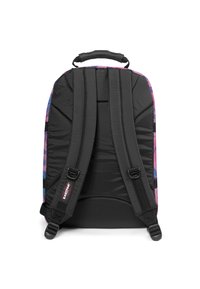 Svart ryggsäck med ett färgglatt abstrakt mönster på sidorna, vadderade remmar och ett handtag på toppen. Funktionen inkluderar justerbara remmar och varumärkesdetaljer.