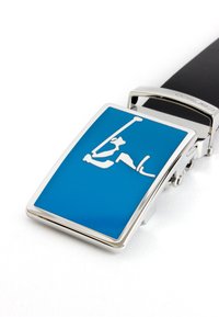 Die silberne Schnalle zeigt ein rechteckiges blaues Emaille mit einem weißen Logodesign. Der Riemen besteht aus schwarzem Leder und bietet einen eleganten Kontrast.