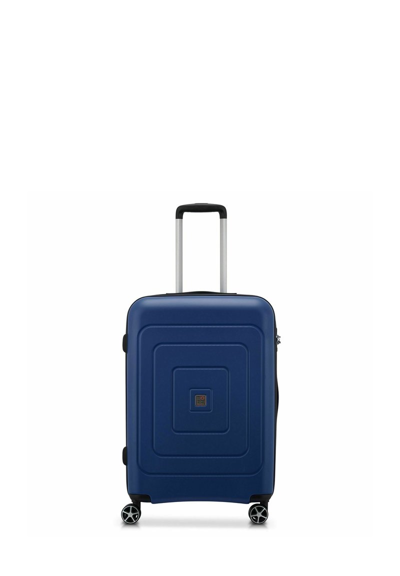Maleta rígida azul con una superficie texturizada, mango retráctil negro y cuatro ruedas giratorias para mayor movilidad. Diseño cuadrado con un logotipo central.