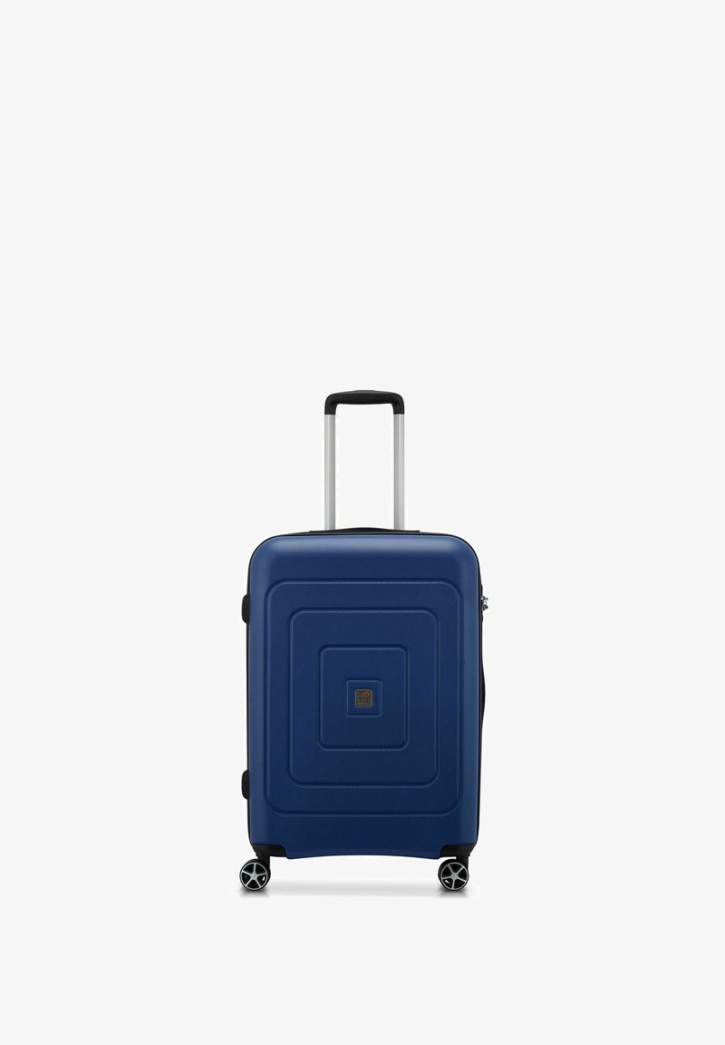 Valigia rigida blu con superficie texturizzata, manico nero retrattile e quattro ruote girevoli per la mobilità. Design quadrato con logo centrale.