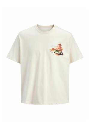 T-shirt blanc à manches courtes avec un petit motif coloré de style aquarelle représentant une pagode et des arbres d'automne sur la poitrine gauche.