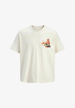 Weißes T-Shirt mit kurzen Ärmeln und einem kleinen, farbenfrohen Aquarell-Design einer Pagode und Herbstbäumen auf der linken Brust.