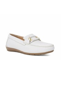 Witte leren mocassin-achtige schoen met stiksels, gouden hardware-accent en lichtbruine rubberen zool. Glad oppervlak en minimalistischer ontwerp.