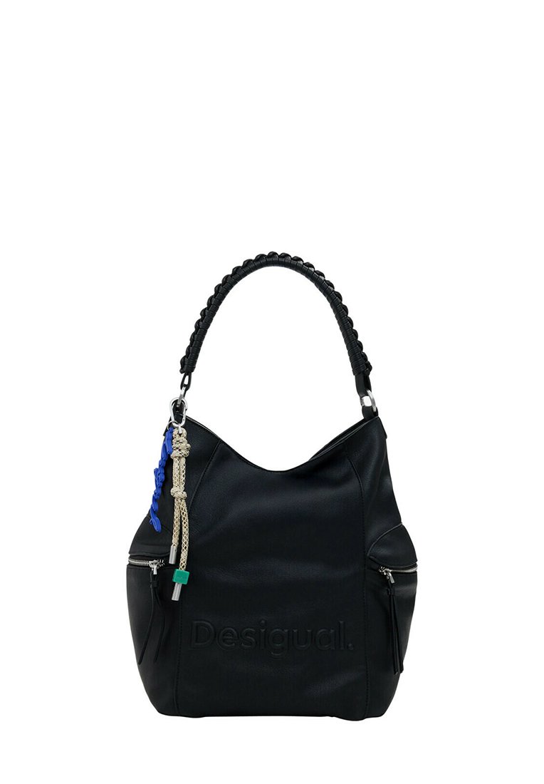 Bolso de mano de cuero negro con forma curvada, asas trenzadas y bolsillos exteriores con cremallera. Presenta un adorno de borla con acentos en azul y beige.