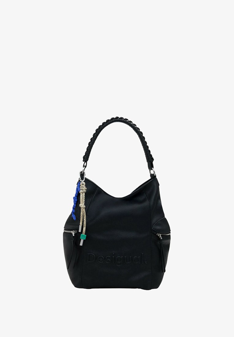 Bolso de mano de cuero negro con forma curvada, asas trenzadas y bolsillos exteriores con cremallera. Presenta un adorno de borla con acentos en azul y beige.
