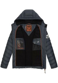 Padded jacket v tmavě šedé barvě s oranžovým lemem. Obsahuje kapuci, několik vnitřních kapes a texturovanou černou podšívku. Zapínání na zip.