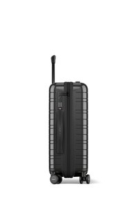 Valise rigide noire avec rainures verticales, poignée rétractable, verrou à combinaison et quatre roulettes pivotantes pour une manœuvrabilité optimale.