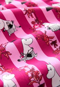 Streifenstoff in Rosa und Magenta mit weißen cartoonhaften Nilpferdfiguren, die Schürzen tragen, und illustrierten roten Blumenmustern.