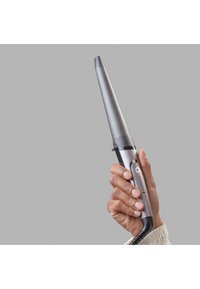 Krøllestav med en slank, metallisk sølvfarge på sylinderen, konisk form, matt finish og sort grep; har en strømbryter og snoret kabel.