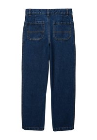 Jean en denim bleu foncé, avec une coupe droite, des poches arrière à rabats carrés et des coutures visibles le long des seams.