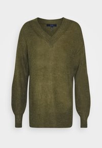 Pull en maille vert olive à col en V avec manches longues bouffantes et poignets ainsi qu'ourlet côtelés, présenté sur un fond blanc uni.
