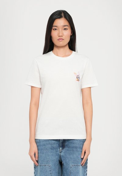Witte katoenen t-shirt met korte mouwen, ronde halslijn en een kleine, kleurrijke geborduurde konijn detail op de linkerkant van de borst.