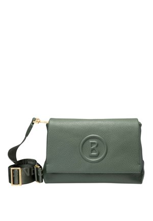 Zielona torebka na ramię z teksturowanej skóry z klapką, tłoczonym okrągłym logo oraz regulowanym czarnym paskiem z złotą klamrą.