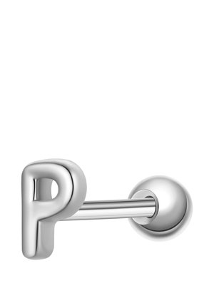Orecchino a lobo metallico con una lettera maiuscola "P" tridimensionale fissata a un perno dritto con appoggio rotondo.
