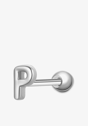 Metaliczna kolczyk wkręt z trójwymiarową, dużą literą "P" przymocowaną do prostej sztyfty i okrągłego zapięcia.