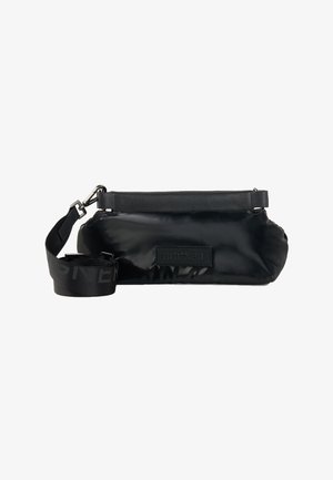 Bolso negro de hombro con un acabado brillante, con una correa de cuero texturizado y detalle del logo. Incluye una correa ajustable y una forma suave.